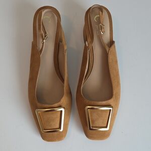 Chic Tan Slingback Block Heel with Gold Buckle Size 11W